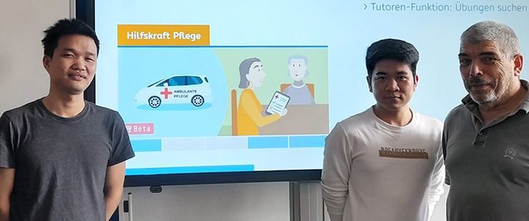 3 Personen vor einem Whiteboard