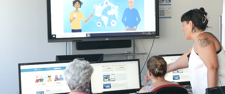 Zwei Teilenehmerinnen und die Lehrkraft am Computer, Foto: DVV